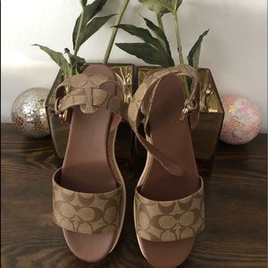 New Coach Talulah Sig Sandal/ Khaki Saddle Get ready for the warm weather.